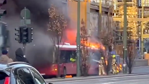 Video: Buss brenner i Oslo sentrum