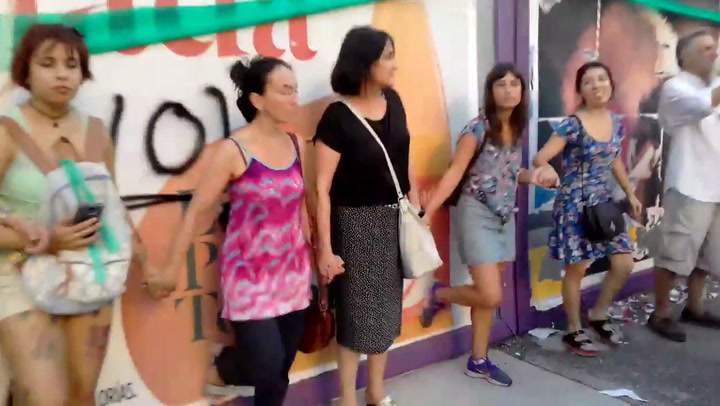 Colegiales se unió en un abrazo para evitar que reemplacen la Plaza Clemente por un shopping