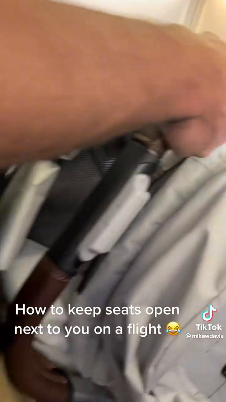 El truco de un pasajero para evitar que otros se sienten a su lado durante un vuelo