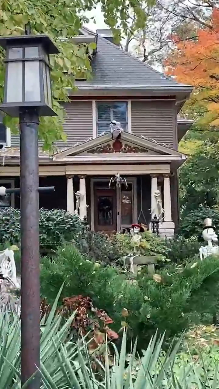La decoración de Halloween en un barrio de EE.UU.