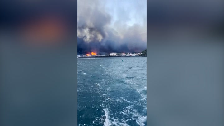 Hawaii: Maui locals flee into ocean to escape wildfire