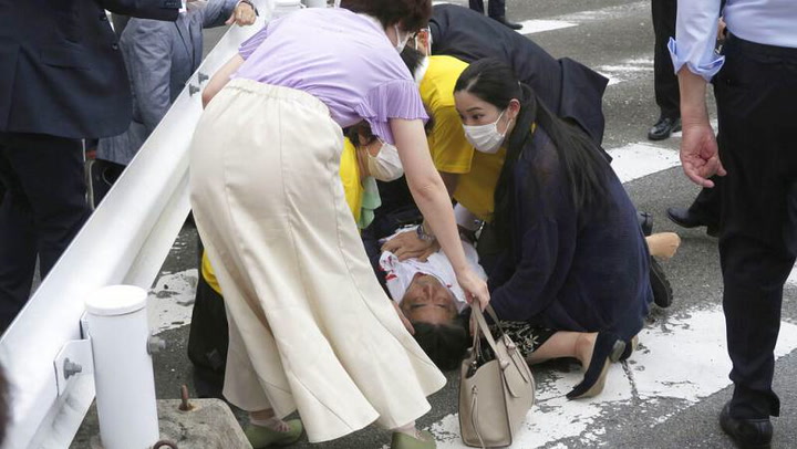 Asesinan ex primer ministro japonés Shinzo Abe en acto electoral 