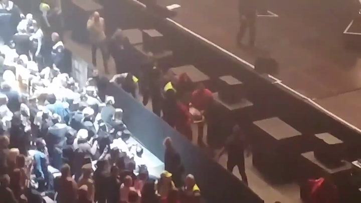 Joaquín Sabina es trasladado en camilla tras caer del escenario - Fuente: Twitter