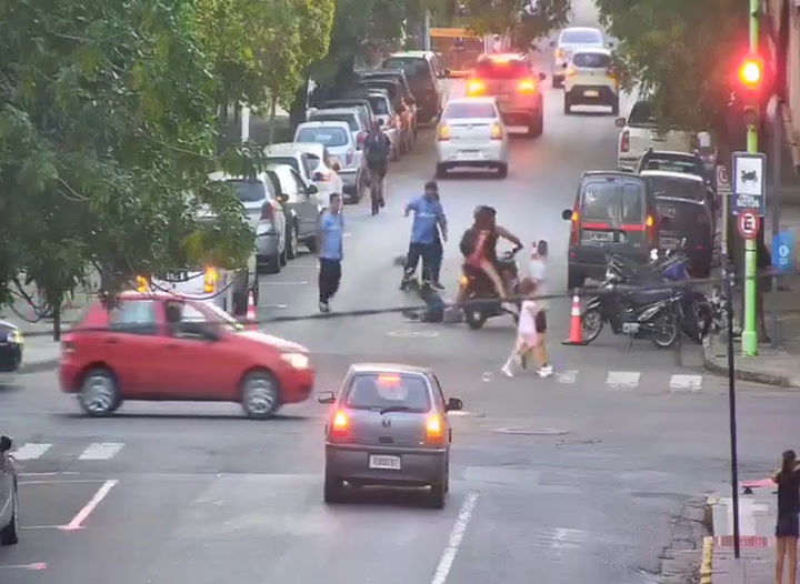 Un motoclista quiso evitar un control y atropelló a una inspectora de tránsito en Bahía Blanca