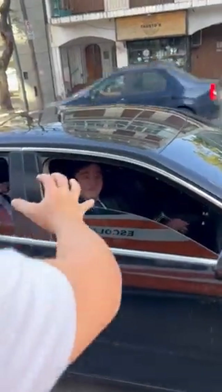 Camino a la Quinta de Olivos, Javier Milei se bajó del auto para saludar a un grupo de niños