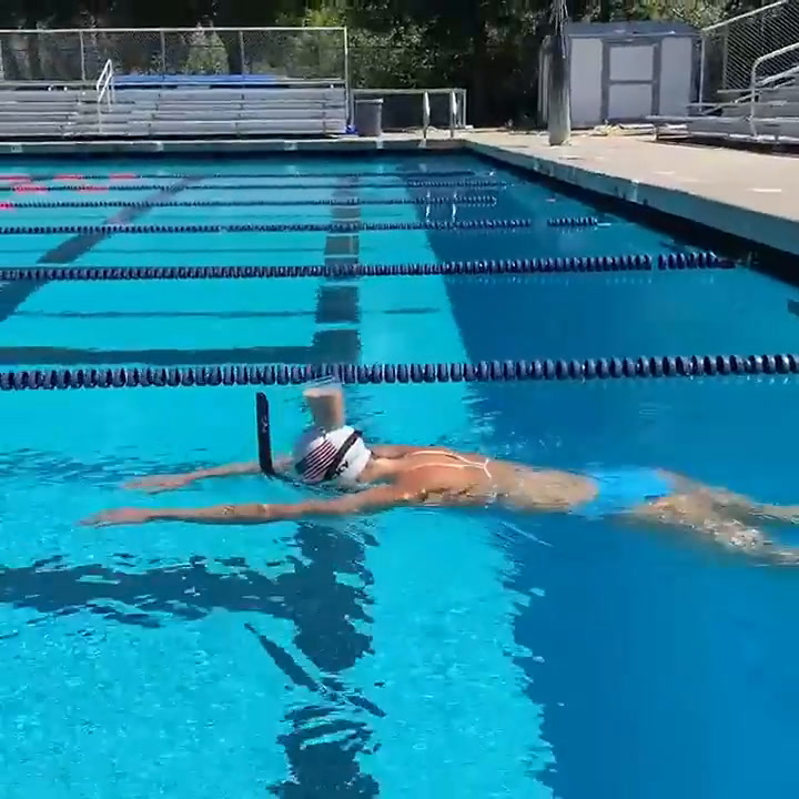 La nadadora olímpica que hizo un largo con un vaso de chocolatada en la cabeza