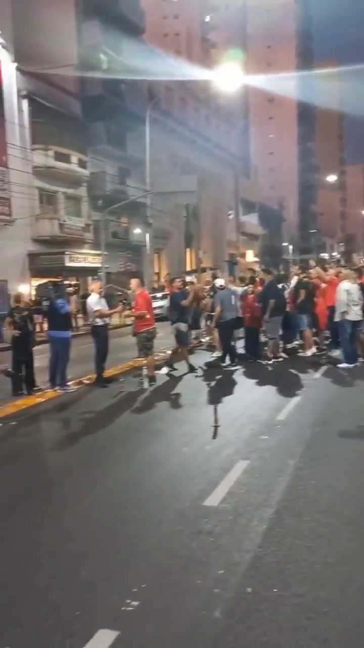 Cientos de hinchas protestan en la sede del Independiente tras la renuncia de Doman (Twitter)