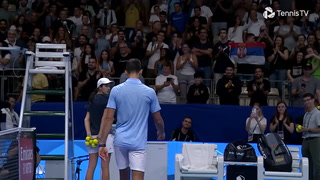 Djokovic le regala su raqueta al publico