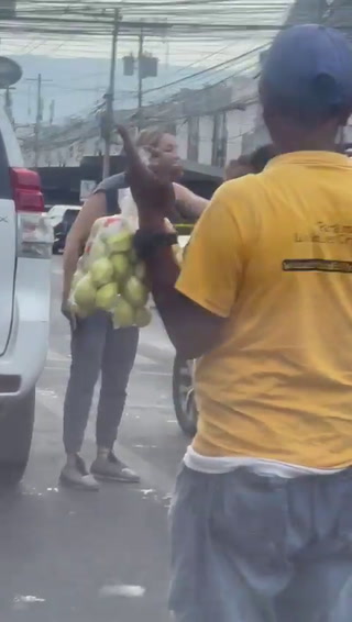 Mujer amenaza con un arma en la mano a un limpiaparabrisas en Tegucigalpa
