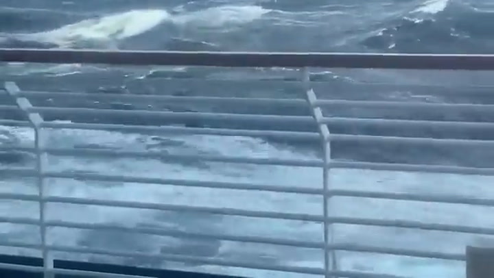 Una brusca maniobra de seguridad en medio de una tempestad provocó pánico a bordo de un crucero en el Atlántico Norte