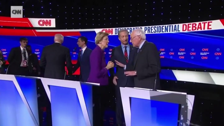 El saludo fallido entre Sanders y Warren - Fuente: CNN