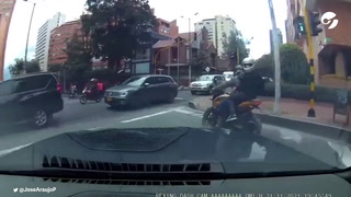 Dos motochorros le disparaban y los chocó con su auto