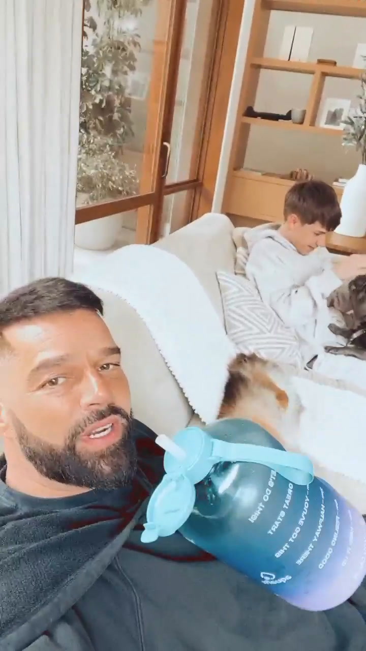 Ricky Martin compartió un video en redes sociales donde aparece aompañado de uno de sus hijos