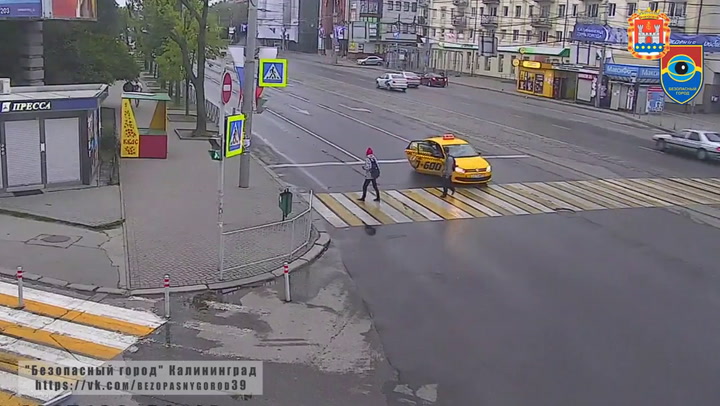 Violencia en las calles de Rusia: un hombre golpeó a una mujer y desató una gran pelea