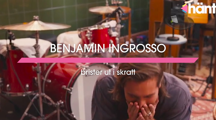 Benjamin Ingrosso brister ut i skratt när han visar Oskar Linnros hur Instagram fungerar