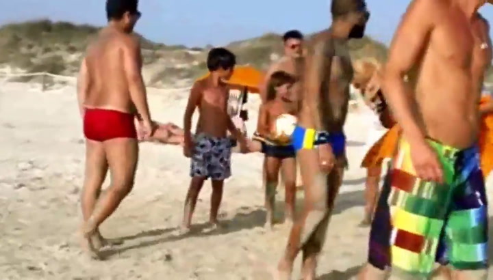 Luka Romero cuando era un niño jugando con Dani Alves en la playa