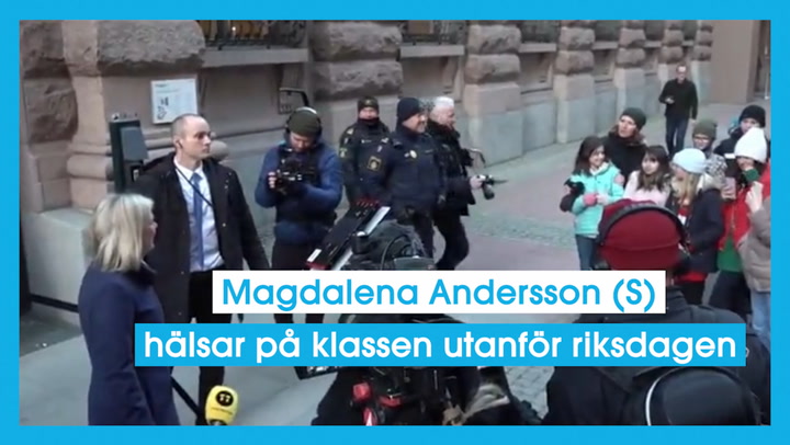 Magdalena Andersson (S) hälsar på klassen utanför riksdagen