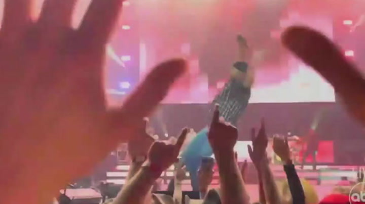 Luke Bryan Falls During Concert After Slipping on Fan’s Cell Phone
