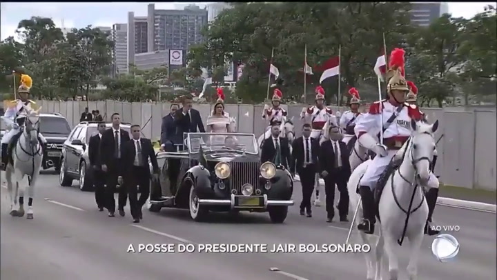 [15:12, 1/1/2019] Juli La Nación: Bolsonaro lloró en el Rolls-Royce que lo trasladó a la ceremonia d