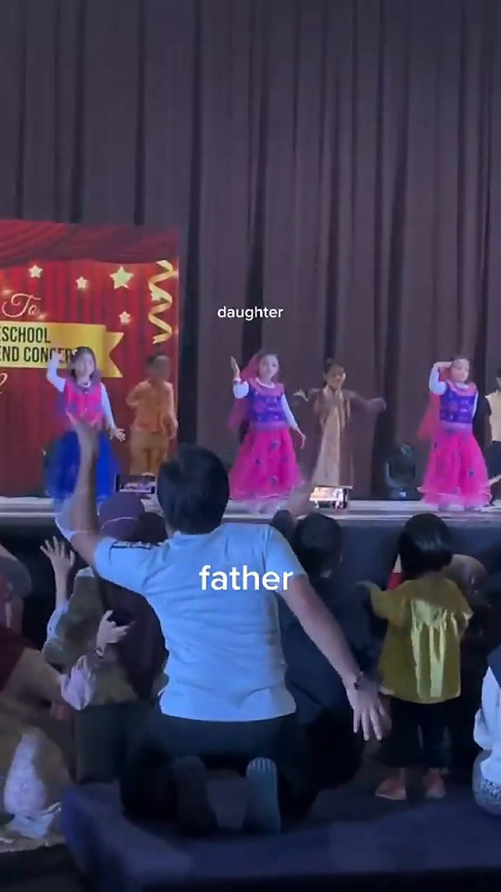 Olvidó sus pasos de baile en pleno acto escolar y su padre tuvo un gesto que emocionó a todos
