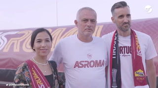 Un fanático de la Roma le propuso matrimonio a su novia delante de Mourinho