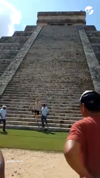 Un turista subió a Chichén Itzá y lo bajaron a garrotazos