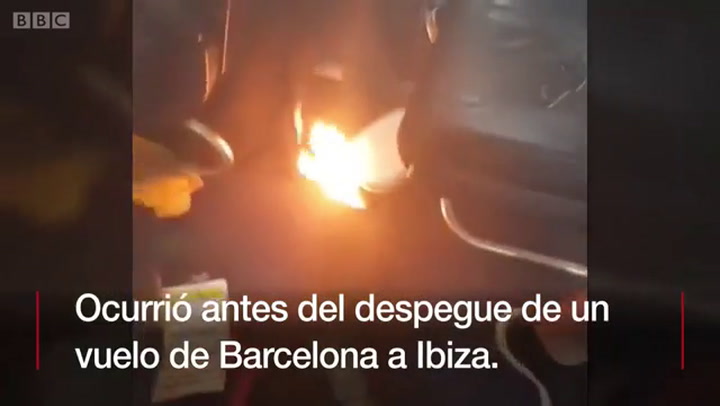 Este es el momento en el que un celular ardió dentro de un avión a punto de despegar - Fuente: BBC
