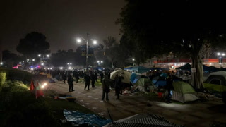 La policía desmantela el campamento propalestino en la Universidad de California