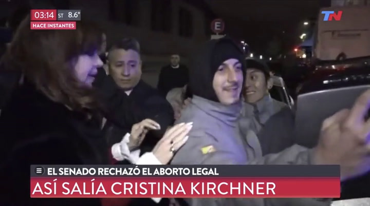 Así salía Cristina Kirchner luego de la sesión - Cortesía: TN