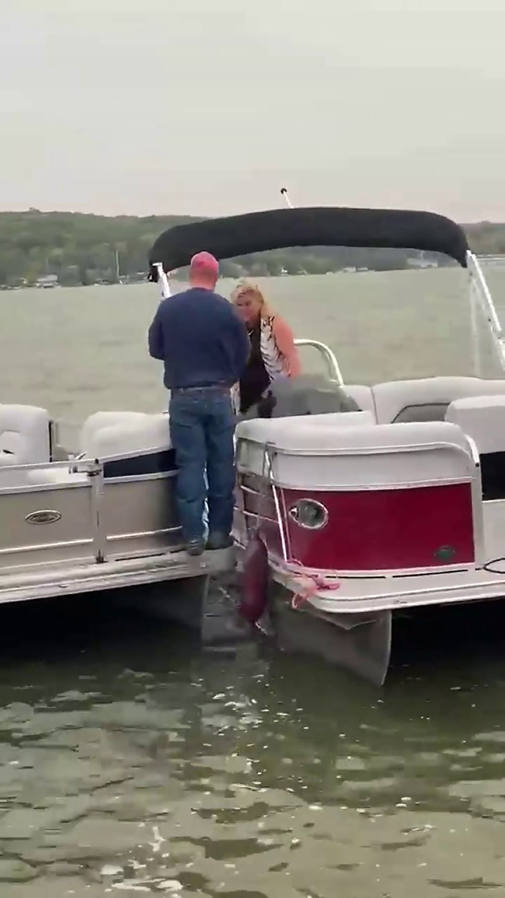Le propuso casamiento a su novia en un bote, salió mal y se volvió viral - Fuente: Tiktok