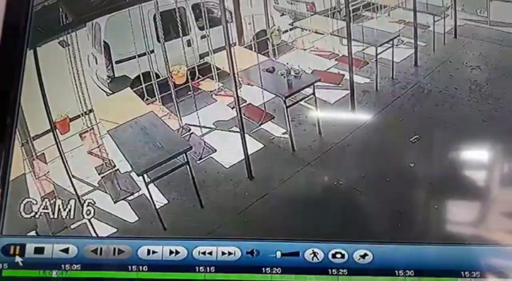 Un delincuente le arrebató el celular a una chica en una hamburguesería de Lomas del Mirador