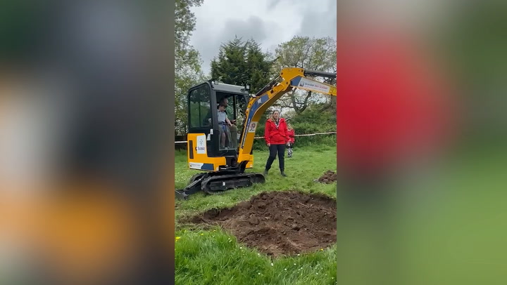 Prince Louis drives digger with Prince William on first royal engagement