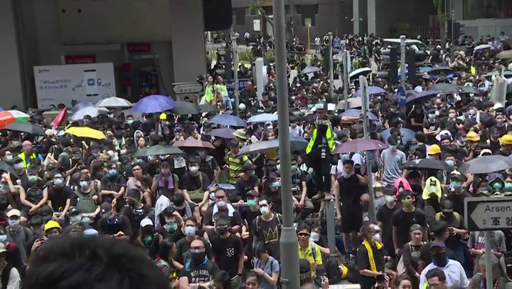 Miles de manifestantes bloquean sede de la policía en Hong Kong. Fuente: AFP