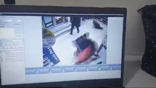 Video del enfrentamiento entre guardia y ladrón dentro de farmacia en la capital