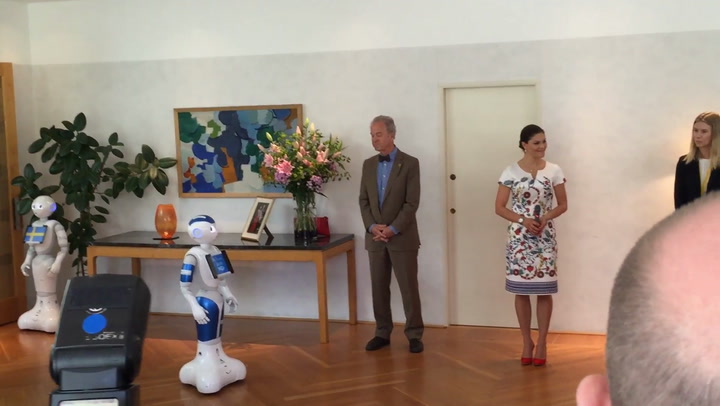Kronprinsessan Victoria intervjuas av robot