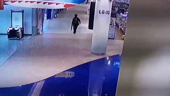 Una cámara de seguridad registró el momento en que el atacante entró al centro comercial