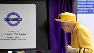 La Reina Isabel II reaparece en la apertura de una línea de ferrocarril que llevará su nombre