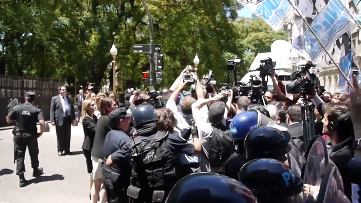 Buenos Aires la policía intenta impedir violentamente la entrada de Delcy Rodríguez y David Choqueh