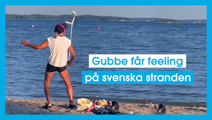 Gubbe får feeling på svenska stranden