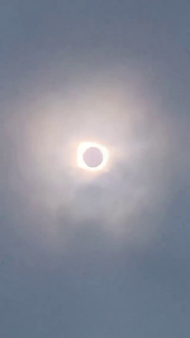 Eclipse solar completo - Fuente: Twitter @FROSTM4LIK