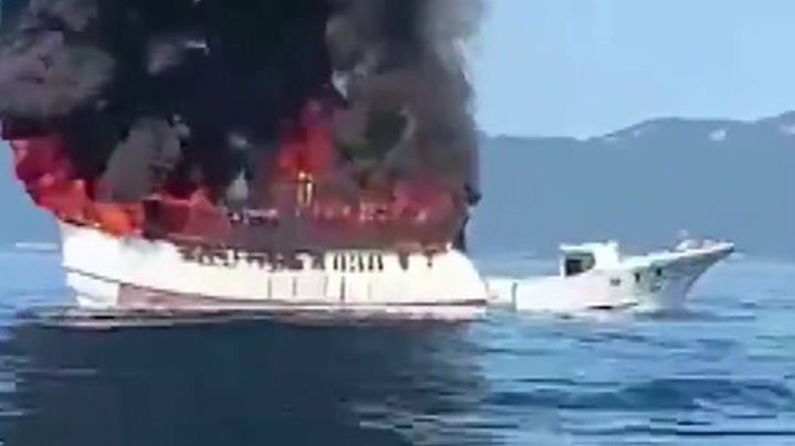 Fire on Fishing Boat Forces Crew Overboard - TaiwanPlus News
