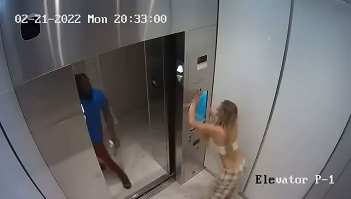 Un video muestra a la influencer Courtney Clenney golpeando a su novio en un elevador