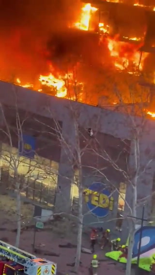 Bombero en Valencia, España, queda atrapado en el edificio en llamas y salta sobre colchón