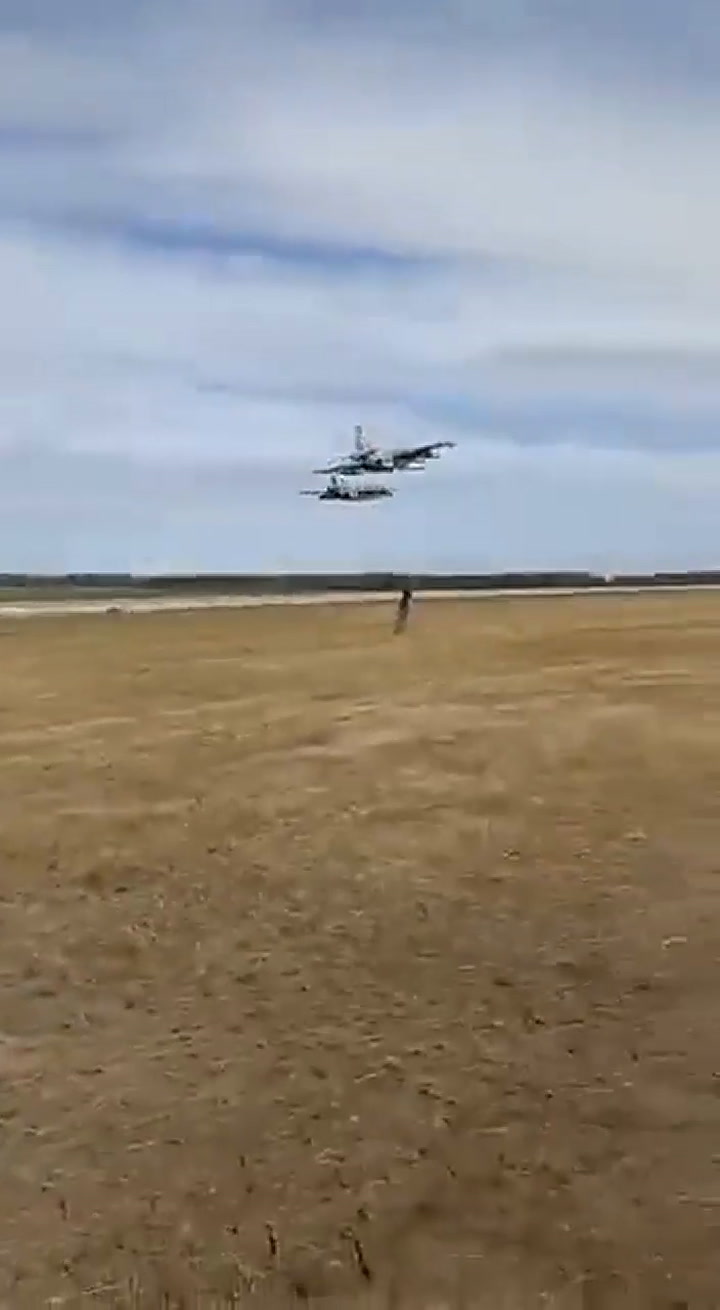 El impactante momento en el que un avión ruso estalla en una maniobra de entrenamiento