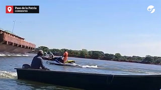 Video: el momento en que la lancha de pescadores es embestida por una barcaza en el río Paraná