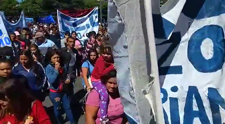 La marcha de organizaciones sociales en el centro porteño - Crédito: Fernando Massobrio