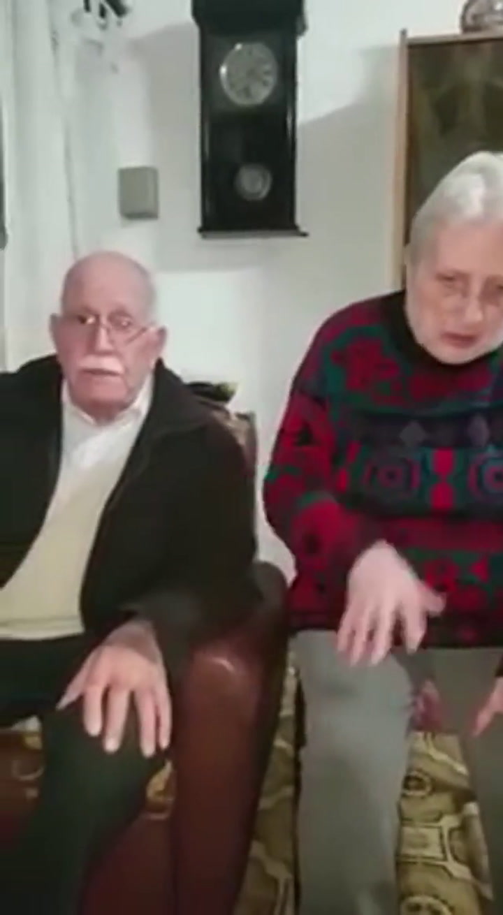 Una pareja de ancianos ofrece su jubilación para recuperar a su perra robada - Fuente: YouTube