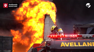 Incendio en Avellaneda: los bomberos cuerpo a cuerpo contra las llamas