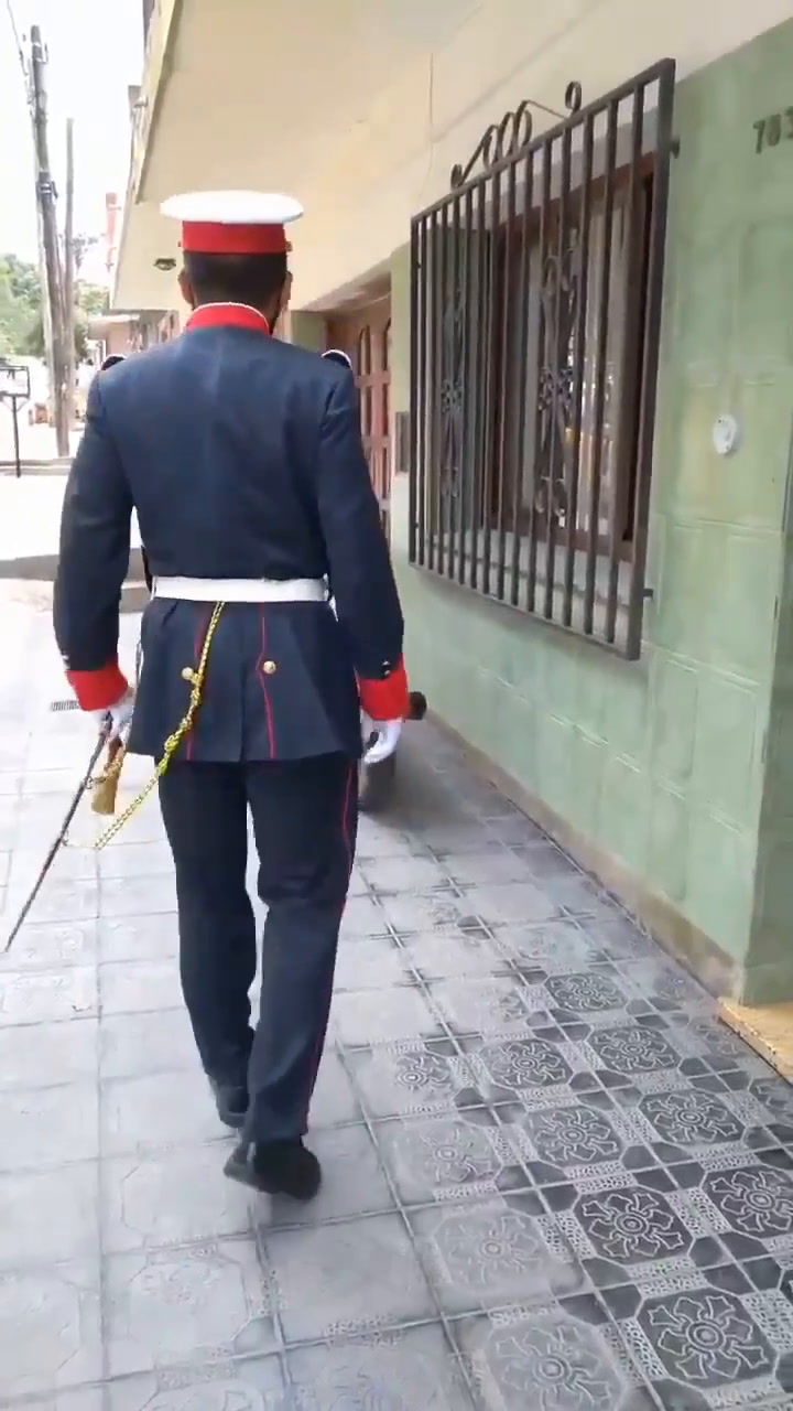Recibió el uniforme de granadero y sorprendió a su abuela