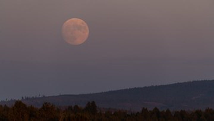 Smoke from US western wildfires turns full moon orange